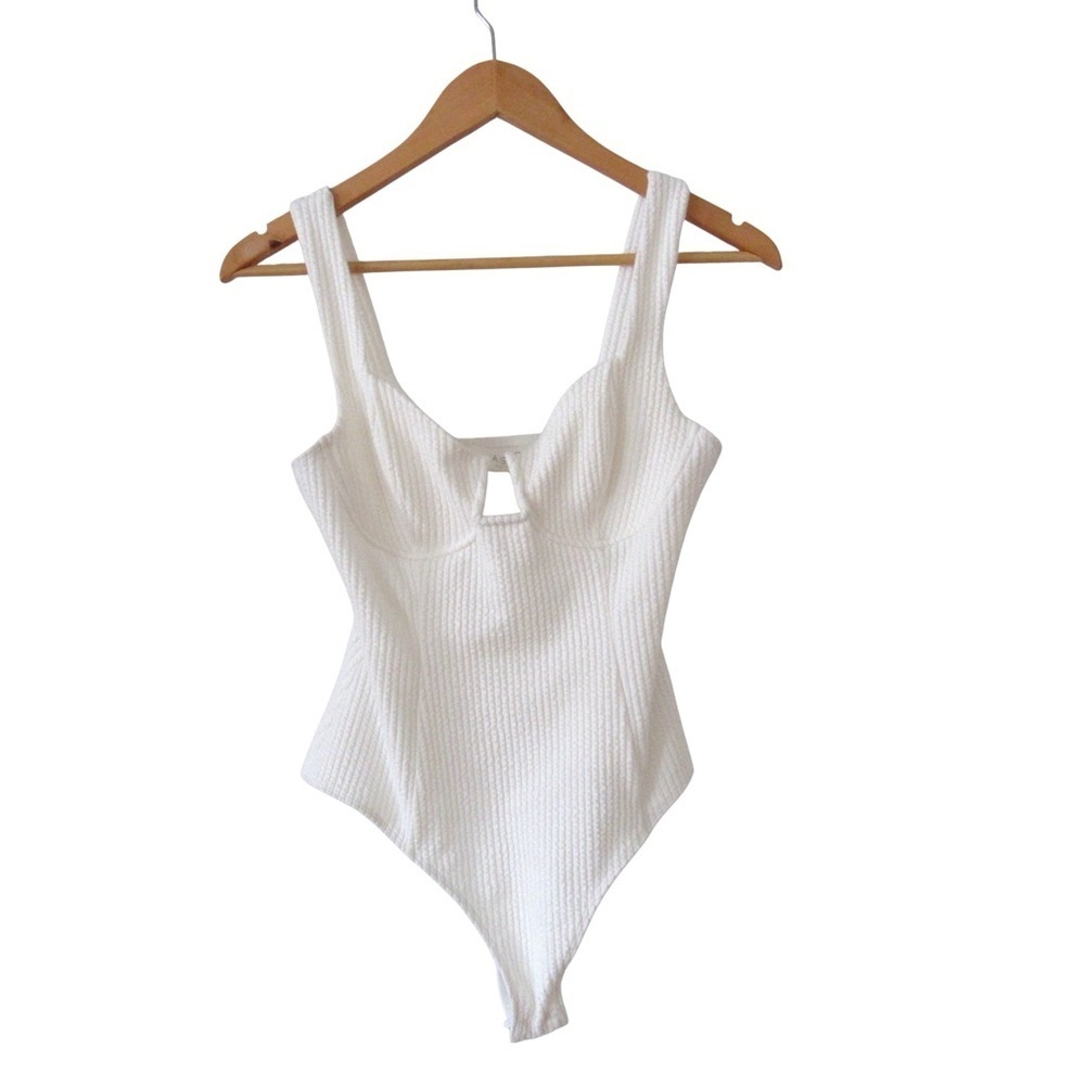 ASTR The Label Aria Bodysuit Medium White Textured Knit Outlined Bust U-Wire